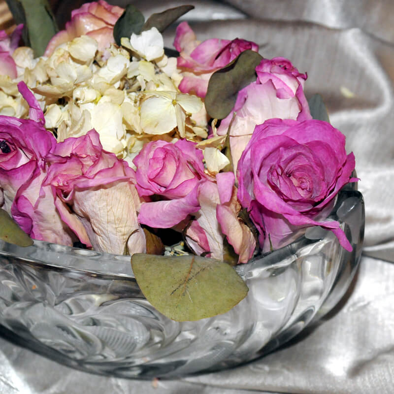 It's easy to dry and preserve flowers with this tutorial that shows you how to use Flower Drying Art silica gel to dry flowers. Dry your keepsake flowers like a wedding bouquet so easily!